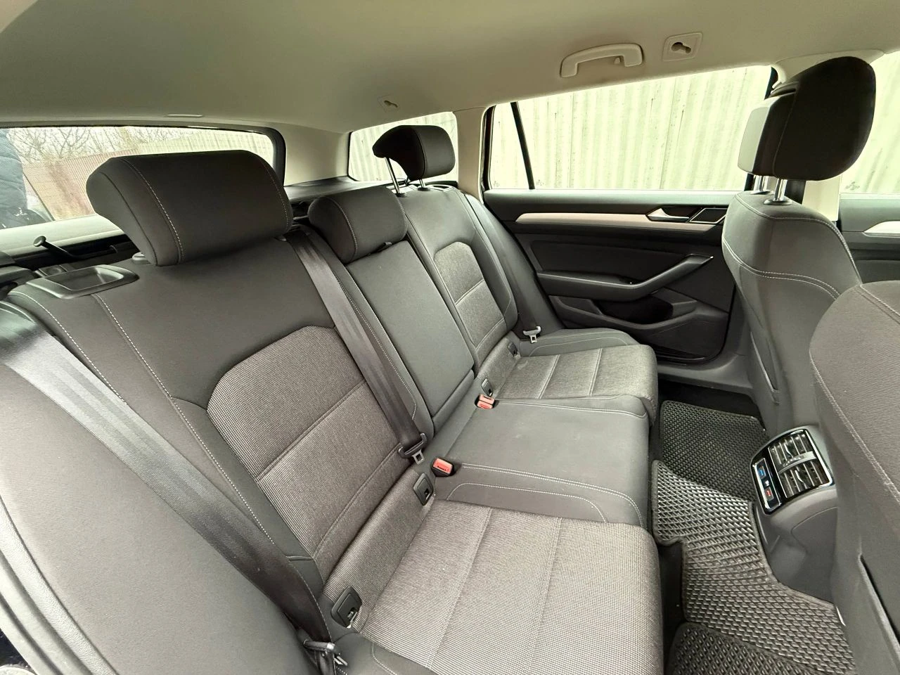 Продается volkswagen passat b8 2019 г. в. двигатель: 1.6 tdi (экономичный и надежный) пробег: 230 000 км состояние: отличное, без нареканий. окрас: полностью родной. цена: 1 900 000 руб. торг: у капота приветствуется. надежный и комфортный автомобиль для города и дальних поездок. телефон для связи: +7 (949) 305-54-89 - фотография - 9