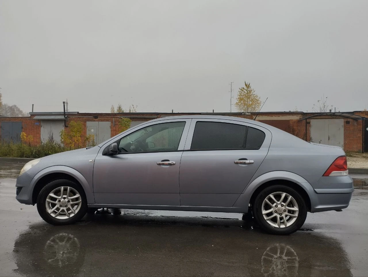 Opel astra h, 1.6l, 2008г, пробег 193т км комплектация enjoy обслуживалась всегда вовремя хорошими, качественными запчастями. - усилитель руля - регулировка руля по высоте и по вылету - кондиционер - абс - бортовой компьюте - подушки безопасности: водитель, пассажир, боковые - эсп - электрорегулировка зеркал - крепление детского кресла (задний ряд) isofix - сигнализация starline с автозапуском 90% родного окраса. абсолютно классная и добротная машина. собственник. цена 525 000, торг у капота горловка, +79494804415 - фотография - 4