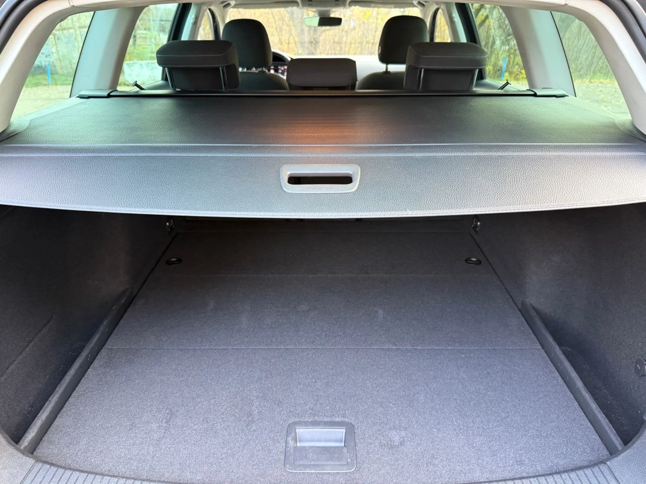 Volkswagen golf 7 (рестайлинг)1.6 tdi 2019 года из германии без пробега по рф цена: 2 000 000 руб. контактный телефон: ☎️+7 949 501 91 02☎️ пробег 232 000 км. коробка передач: механическая привод передний место осмотра: донецк автомобиль на рф учете автомобиль комплектации iq. drive оснащен автоматической парковкой, парктрониками 360, ассистентом контроля слепых зон, auto hold, системой start-stop, автоматический дальний свет, адаптивный круиз контроль, движение в полосе, экстренное торможение, проекция iq. drive, цифровая приборная панель, car play, подогрев сидений, датчики давления шин, хром пакет и т. д. автомобиль полностью в родной краске (включая бампера), очень экономичный, полностью обслужен (заменен комплект грм, помпа, ремень масляного насоса, сальник коленвала, ремень и ролик генератора, залит антифриз febi g13, масло двигателя motul, масло в коробке febi, поменяны все фильтра, поставлены проставки 2 см перед и зад, сделан развал схождения). экология на месте всё работает. - фотография - 7