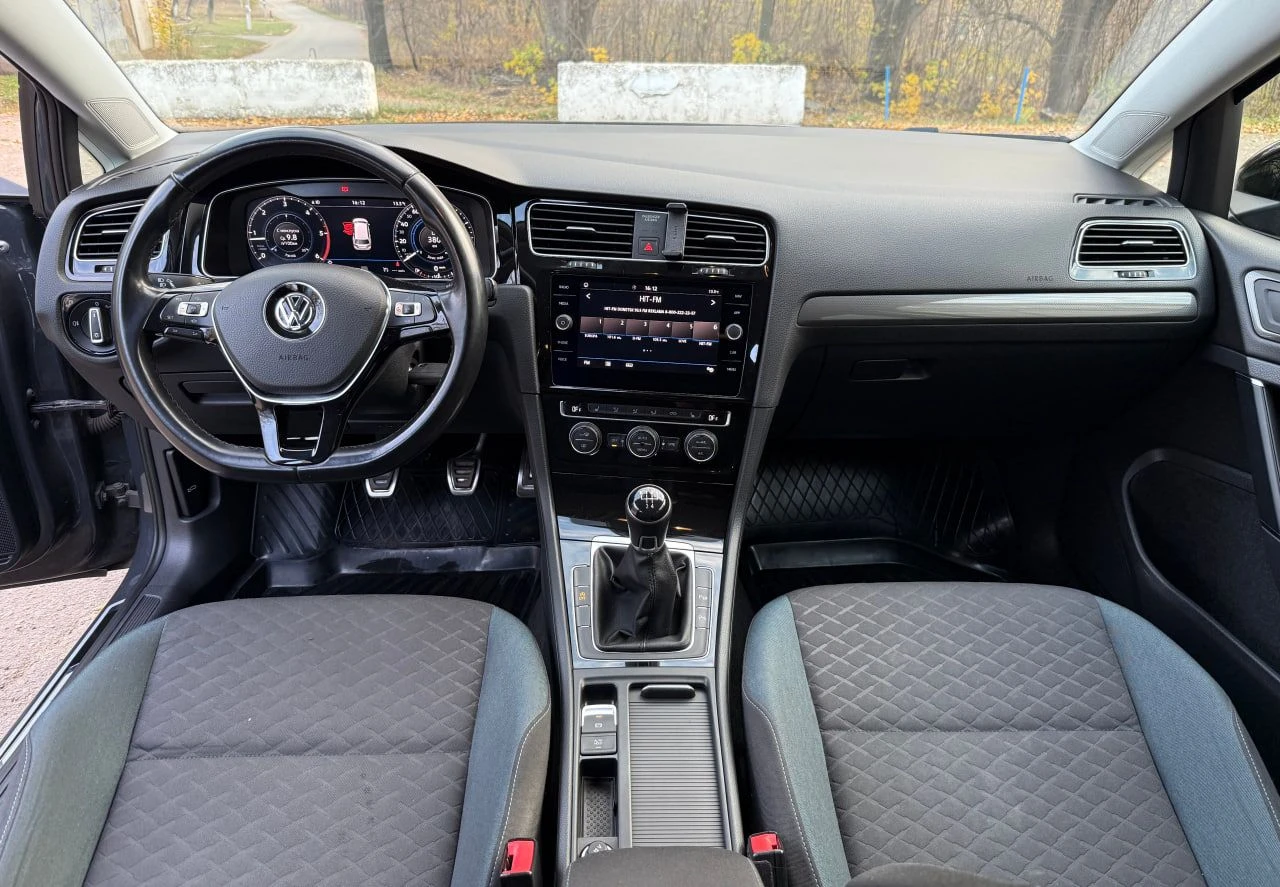 Volkswagen golf 7 (рестайлинг)1.6 tdi 2019 года из германии без пробега по рф цена: 2 000 000 руб. контактный телефон: ☎️+7 949 501 91 02☎️ пробег 232 000 км. коробка передач: механическая привод передний место осмотра: донецк автомобиль на рф учете автомобиль комплектации iq. drive оснащен автоматической парковкой, парктрониками 360, ассистентом контроля слепых зон, auto hold, системой start-stop, автоматический дальний свет, адаптивный круиз контроль, движение в полосе, экстренное торможение, проекция iq. drive, цифровая приборная панель, car play, подогрев сидений, датчики давления шин, хром пакет и т. д. автомобиль полностью в родной краске (включая бампера), очень экономичный, полностью обслужен (заменен комплект грм, помпа, ремень масляного насоса, сальник коленвала, ремень и ролик генератора, залит антифриз febi g13, масло двигателя motul, масло в коробке febi, поменяны все фильтра, поставлены проставки 2 см перед и зад, сделан развал схождения). экология на месте всё работает. - фотография - 10