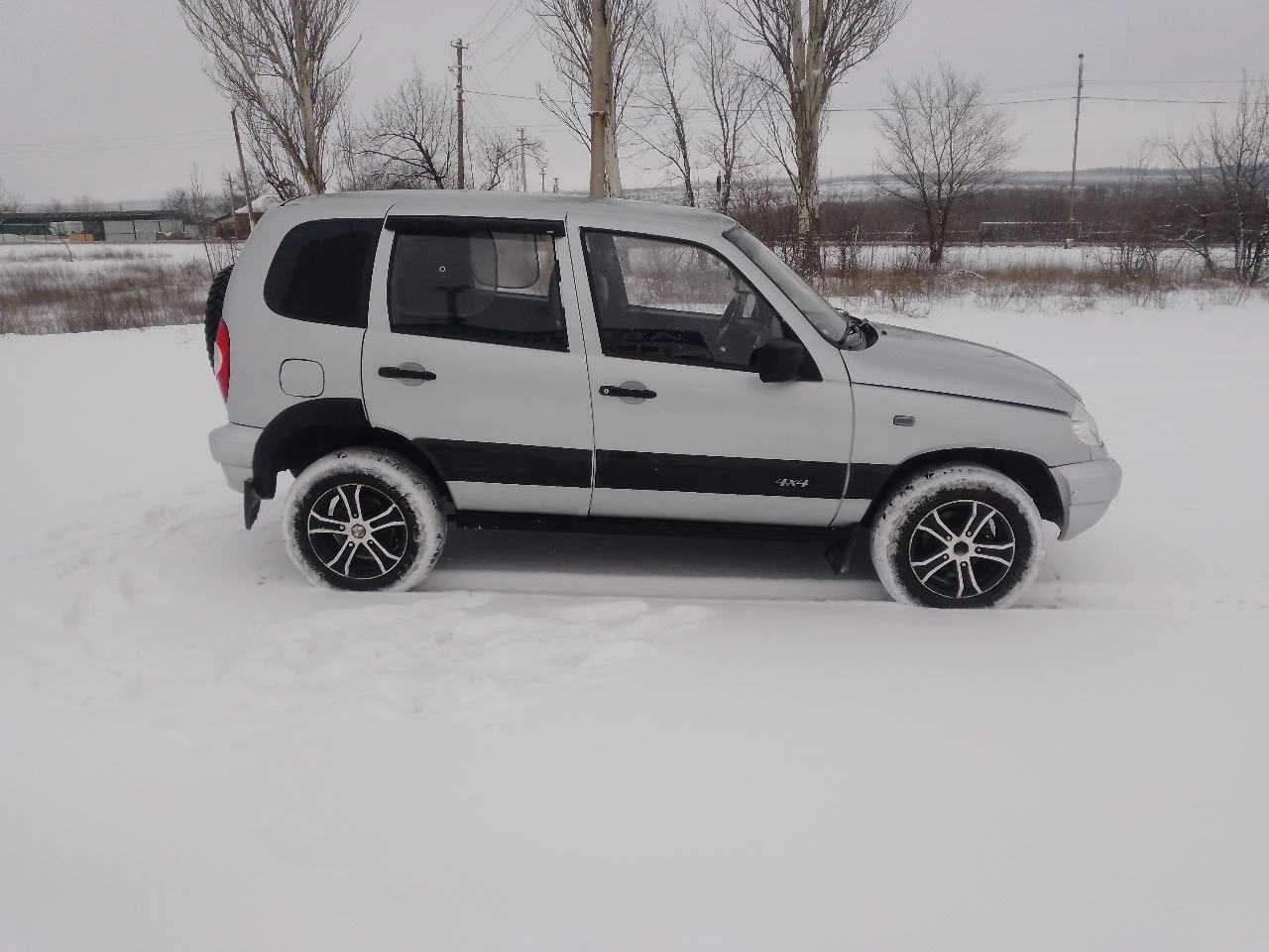 Продам нива шевроле год 2004. пробег 23000т. есть гбо, невписаное. доки на мне. все работает, штатно. по кузову негнелая совсем. цена 380т. тел. +79493918856. - фотография - 6