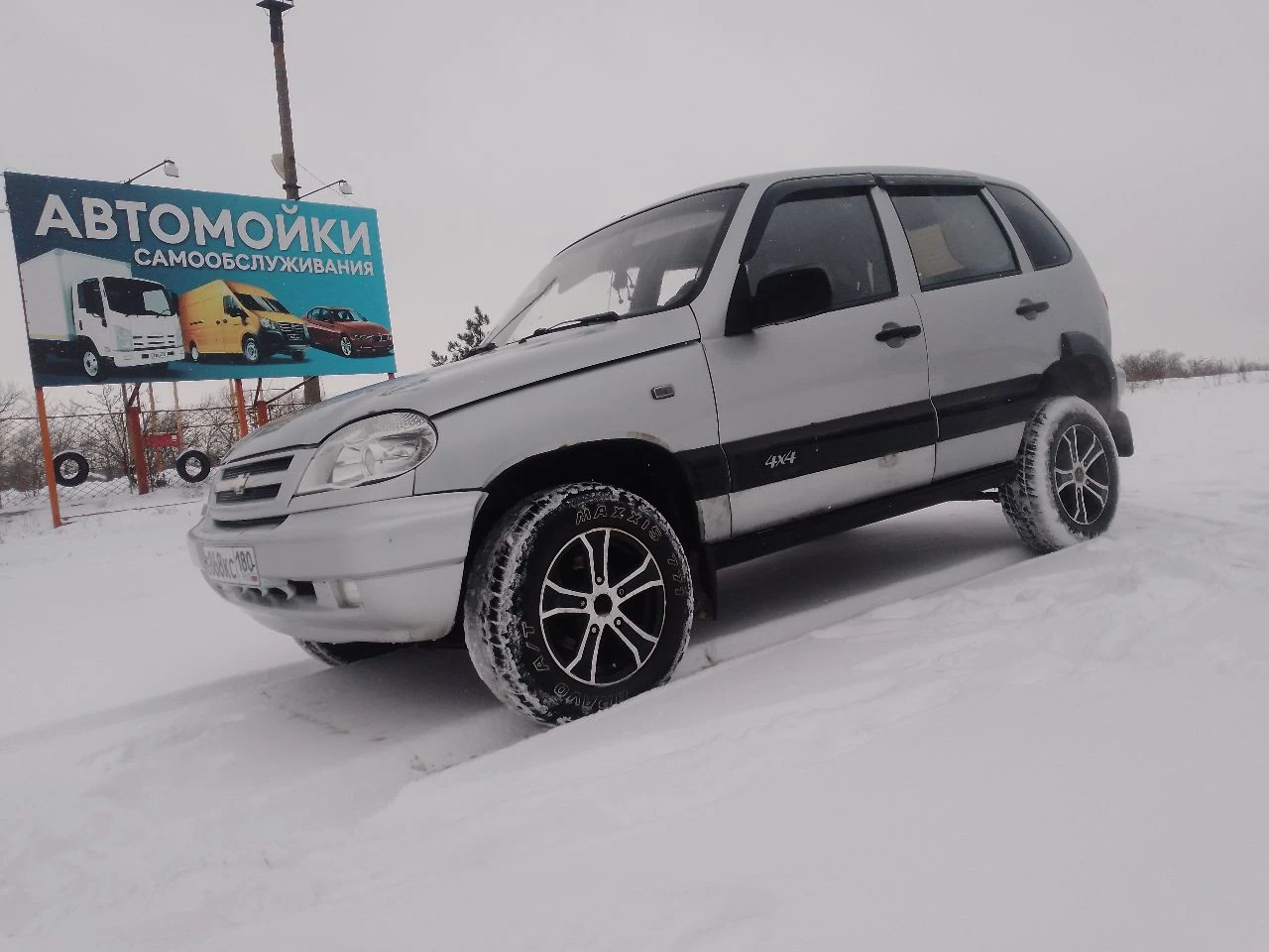 Продам нива шевроле год 2004. пробег 23000т. есть гбо, невписаное. доки на мне. все работает, штатно. по кузову негнелая совсем. цена 380т. тел. +79493918856. - фотография - 2