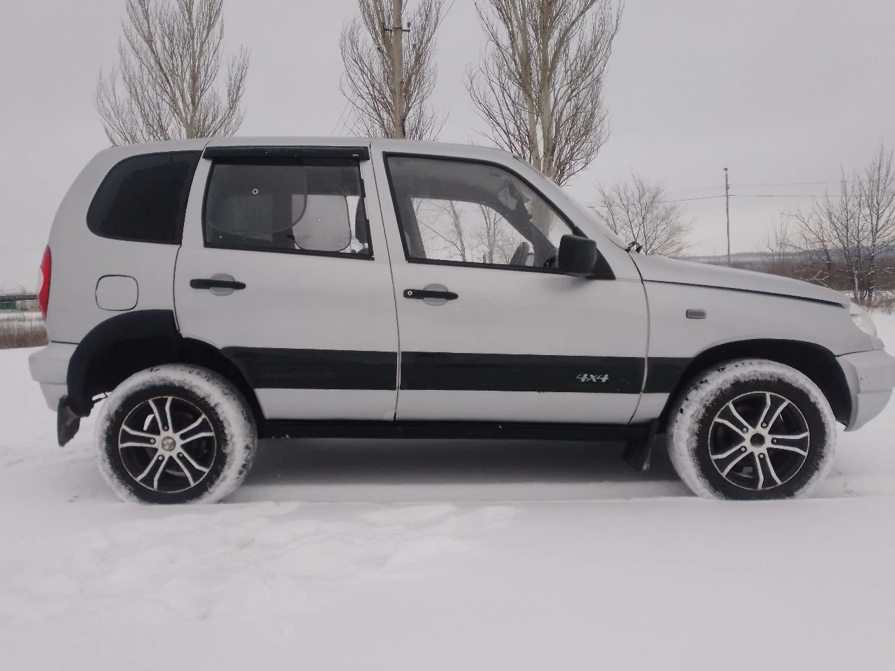 Продам нива шевроле год 2004. пробег 23000т. есть гбо, невписаное. доки на мне. все работает, штатно. по кузову негнелая совсем. цена 380т. тел. +79493918856. - фотография - 7
