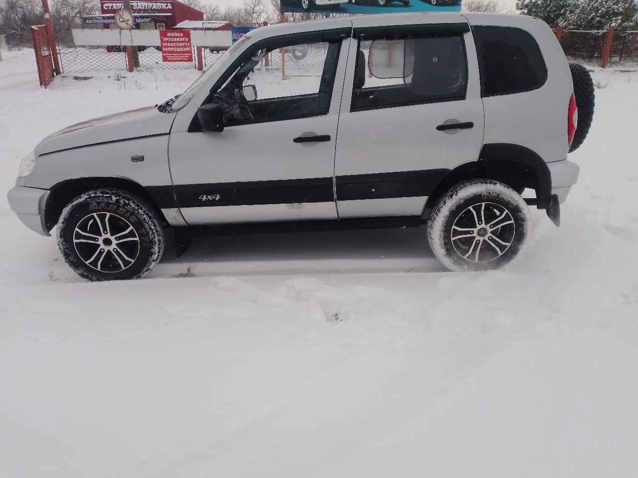 Продам нива шевроле год 2004. пробег 23000т. есть гбо, невписаное. доки на мне. все работает, штатно. по кузову негнелая совсем. цена 380т. тел. +79493918856. - фотография - 4