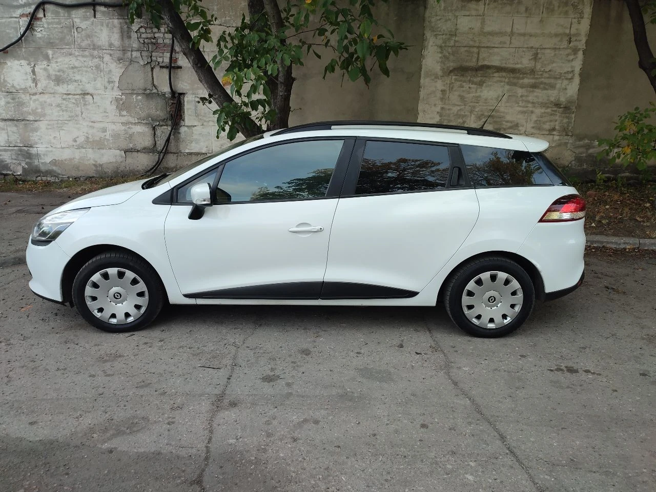 Рено. клио. 2017. год. пробег. 74 т. км. состояние. нового. авто. без. единого. подкраса. тел. +7949... - фотография