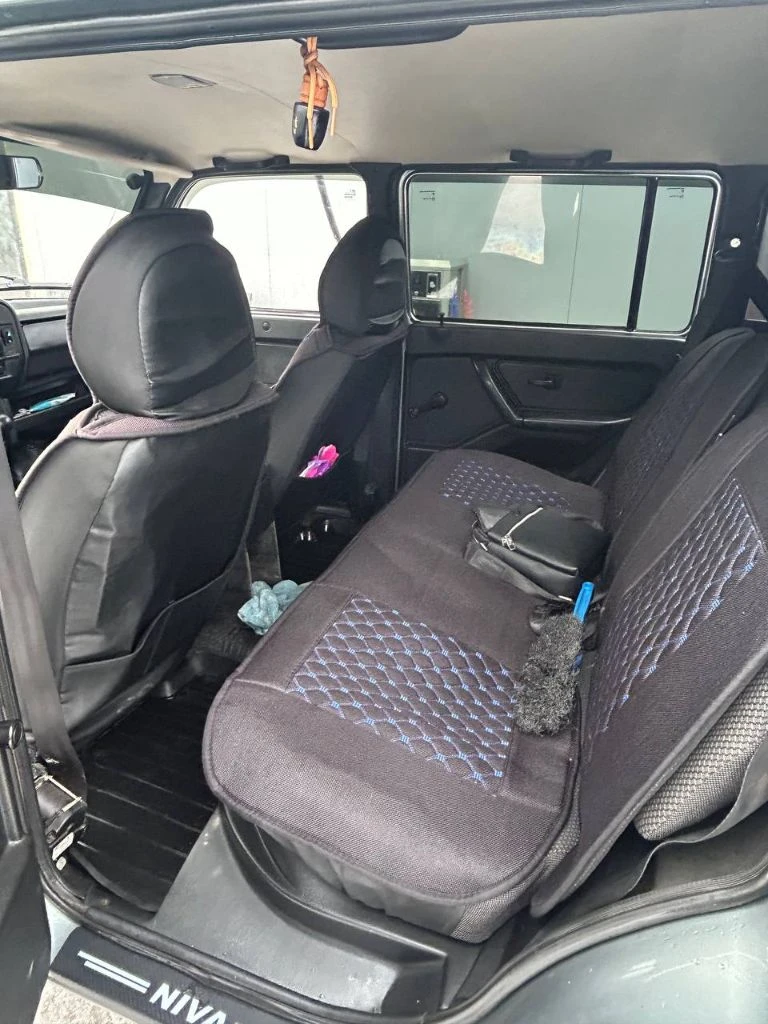 Продам полностью живую niva 2131 4x4, 2011 год, пробег 65 т. км! автомобиль в очень хорошем состоянии, без вложений! пробег оригинальный, автотека зелёная, там все видно. новый радиатор, стартер, генератор, радиатор печки. - гур, новая приборка с бортовым компьютером, свежие r15 диски и новая зимняя резина. - усиленные бампера, зеркала гранта, багажник на крышу, дополнительный свет в виде люстры и фонаря заднего хода на крыше. - свежая оптика в круг, освежался салон, новая торпеда и пластик в багажнике, подсветка в ноги всех 4 сидений, средняя музыка, сигнализация starline на 2 ключа и ещё много чего. в машину вложено очень много средств и времени! цена 570 000₽ торг по факту при встрече. машина в городе торез, все вопросы +79493904336 - фотография - 3