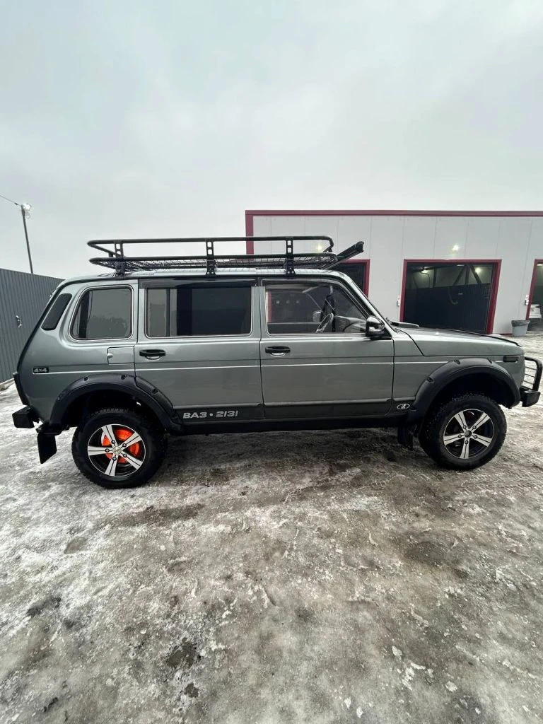 Продам полностью живую niva 2131 4x4, 2011 год, пробег 65 т. км! автомобиль в очень хорошем состоянии, без вложений! пробег оригинальный, автотека зелёная, там все видно. новый радиатор, стартер, генератор, радиатор печки. - гур, новая приборка с бортовым компьютером, свежие r15 диски и новая зимняя резина. - усиленные бампера, зеркала гранта, багажник на крышу, дополнительный свет в виде люстры и фонаря заднего хода на крыше. - свежая оптика в круг, освежался салон, новая торпеда и пластик в багажнике, подсветка в ноги всех 4 сидений, средняя музыка, сигнализация starline на 2 ключа и ещё много чего. в машину вложено очень много средств и времени! цена 570 000₽ торг по факту при встрече. машина в городе торез, все вопросы +79493904336 - фотография - 6