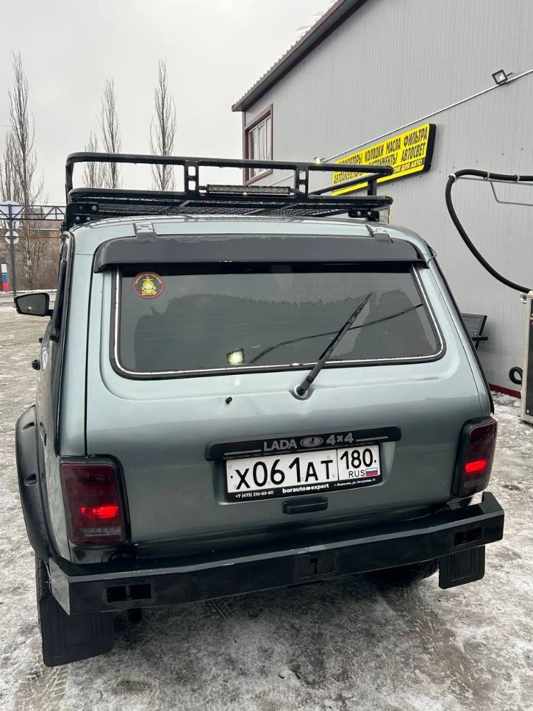 Продам полностью живую niva 2131 4x4, 2011 год, пробег 65 т. км! автомобиль в очень хорошем состоянии, без вложений! пробег оригинальный, автотека зелёная, там все видно. новый радиатор, стартер, генератор, радиатор печки. - гур, новая приборка с бортовым компьютером, свежие r15 диски и новая зимняя резина. - усиленные бампера, зеркала гранта, багажник на крышу, дополнительный свет в виде люстры и фонаря заднего хода на крыше. - свежая оптика в круг, освежался салон, новая торпеда и пластик в багажнике, подсветка в ноги всех 4 сидений, средняя музыка, сигнализация starline на 2 ключа и ещё много чего. в машину вложено очень много средств и времени! цена 570 000₽ торг по факту при встрече. машина в городе торез, все вопросы +79493904336 - фотография - 7