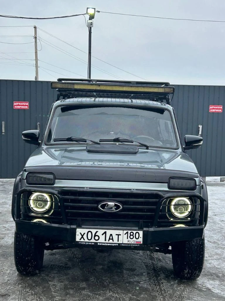 Продам полностью живую niva 2131 4x4, 2011 год, пробег 65 т. км! автомобиль в очень хорошем состоянии, без вложений! пробег оригинальный, автотека зелёная, там все видно. новый радиатор, стартер, генератор, радиатор печки. - гур, новая приборка с бортовым компьютером, свежие r15 диски и новая зимняя резина. - усиленные бампера, зеркала гранта, багажник на крышу, дополнительный свет в виде люстры и фонаря заднего хода на крыше. - свежая оптика в круг, освежался салон, новая торпеда и пластик в багажнике, подсветка в ноги всех 4 сидений, средняя музыка, сигнализация starline на 2 ключа и ещё много чего. в машину вложено очень много средств и времени! цена 570 000₽ торг по факту при встрече. машина в городе торез, все вопросы +79493904336 - фотография - 9