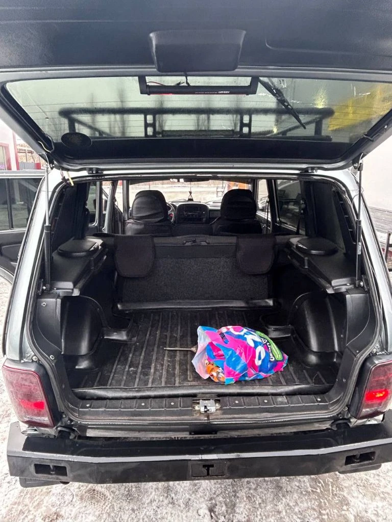 Продам полностью живую niva 2131 4x4, 2011 год, пробег 65 т. км! автомобиль в очень хорошем состоянии, без вложений! пробег оригинальный, автотека зелёная, там все видно. новый радиатор, стартер, генератор, радиатор печки. - гур, новая приборка с бортовым компьютером, свежие r15 диски и новая зимняя резина. - усиленные бампера, зеркала гранта, багажник на крышу, дополнительный свет в виде люстры и фонаря заднего хода на крыше. - свежая оптика в круг, освежался салон, новая торпеда и пластик в багажнике, подсветка в ноги всех 4 сидений, средняя музыка, сигнализация starline на 2 ключа и ещё много чего. в машину вложено очень много средств и времени! цена 570 000₽ торг по факту при встрече. машина в городе торез, все вопросы +79493904336 - фотография - 2