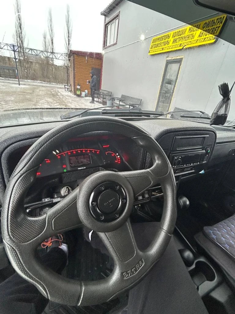 Продам полностью живую niva 2131 4x4, 2011 год, пробег 65 т. км! автомобиль в очень хорошем состоянии, без вложений! пробег оригинальный, автотека зелёная, там все видно. новый радиатор, стартер, генератор, радиатор печки. - гур, новая приборка с бортовым компьютером, свежие r15 диски и новая зимняя резина. - усиленные бампера, зеркала гранта, багажник на крышу, дополнительный свет в виде люстры и фонаря заднего хода на крыше. - свежая оптика в круг, освежался салон, новая торпеда и пластик в багажнике, подсветка в ноги всех 4 сидений, средняя музыка, сигнализация starline на 2 ключа и ещё много чего. в машину вложено очень много средств и времени! цена 570 000₽ торг по факту при встрече. машина в городе торез, все вопросы +79493904336 - фотография - 5