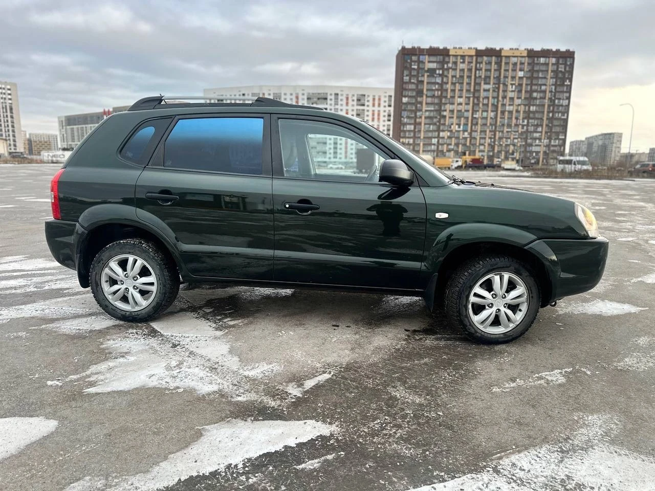 Продам hyundai tucson 2008 года в отличном состоянии. пэп, гур, кондиционер, резина летняя на литье, и зимняя на литье. полностью обслужена, заказ-наряды имеются. вложений не требует. телефон: +79495925815 / +79827796298 - фотография - 4