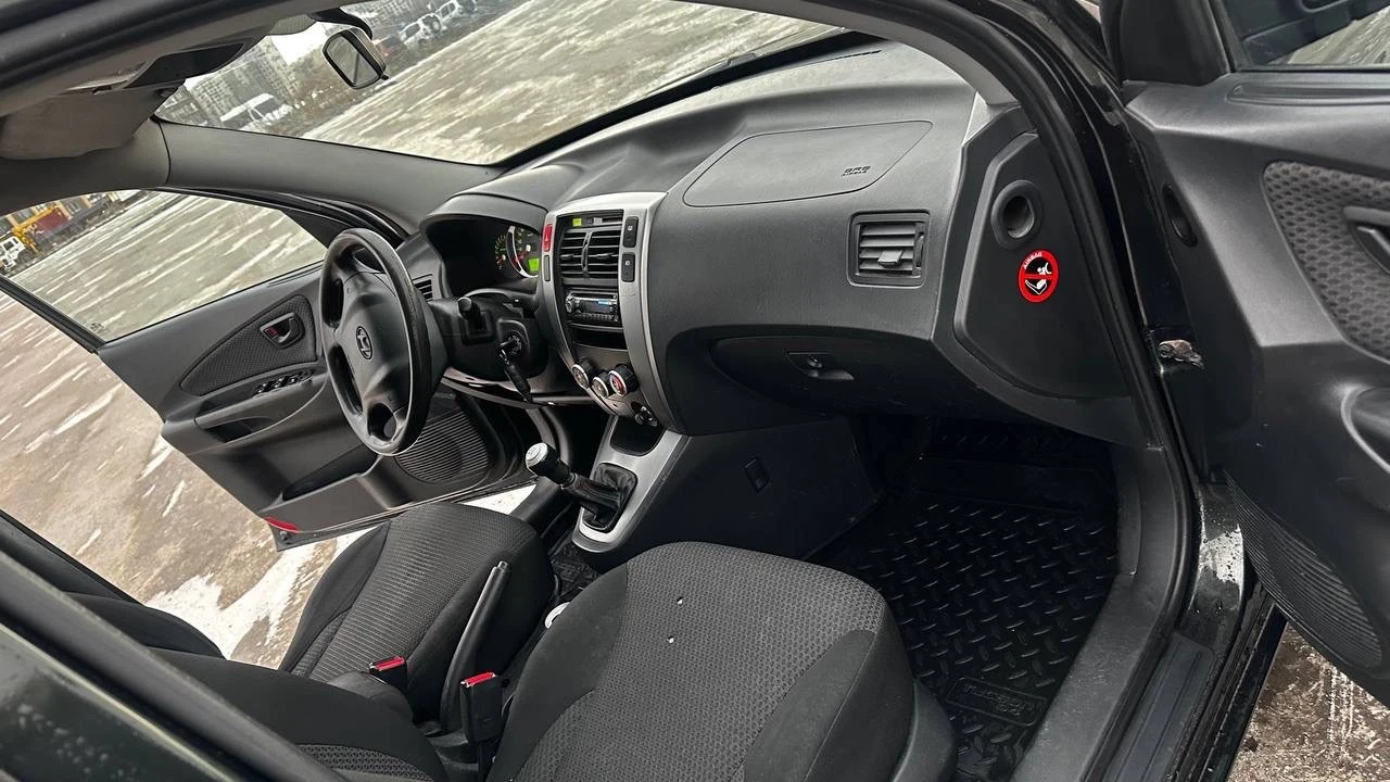 Продам hyundai tucson 2008 года в отличном состоянии. пэп, гур, кондиционер, резина летняя на литье, и зимняя на литье. полностью обслужена, заказ-наряды имеются. вложений не требует. телефон: +79495925815 / +79827796298 - фотография - 9
