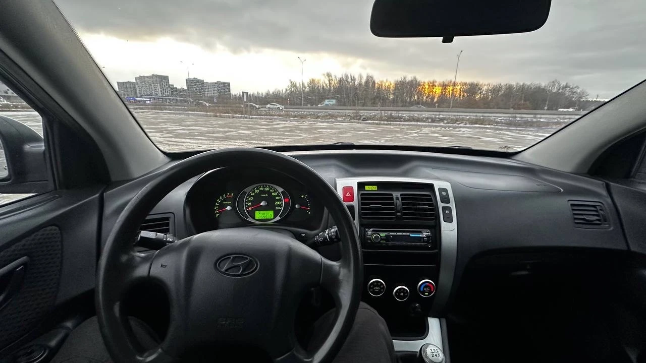 Продам hyundai tucson 2008 года в отличном состоянии. пэп, гур, кондиционер, резина летняя на литье, и зимняя на литье. полностью обслужена, заказ-наряды имеются. вложений не требует. телефон: +79495925815 / +79827796298 - фотография - 8