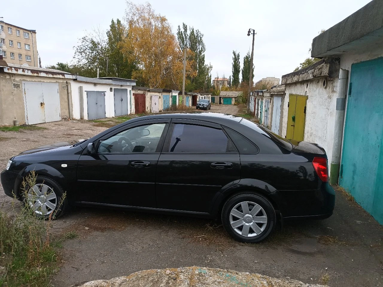Продам lacetti 2008 г. в отличном для своих лет состоянии. пробег 232 т. км - честный. по технике без нареканий, вложений, в данный момент никаких не требует( масла, фильтра, грм и т. д. заменены ), ходовая на отлично, тормоза обслуженные. ржавчины нет; по кузову, в силу возраста, само собой имеются незначительные нюансы, не портящие вид. авто частично зашумлено. салон чистый и опрятный. в авто имеется: сигнализация starline,2 ключа, android магнитола с камерой заднего вида, регистратор с двумя камерами и т. д. больше фото по запросу. осмотр - город иловайск. собственник. продажа строго с переоформлением в мрэо. цена 715 т. р. , торг. обмен не интересует. тг -79920413550, феникс по запросу. - фотография - 10