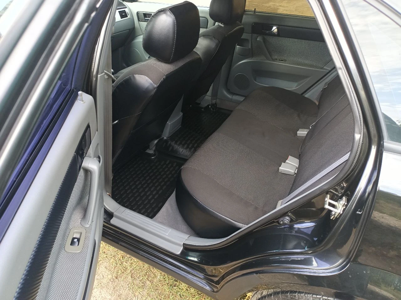 Продам lacetti 2008 г. в отличном для своих лет состоянии. пробег 232 т. км - честный. по технике без нареканий, вложений, в данный момент никаких не требует( масла, фильтра, грм и т. д. заменены ), ходовая на отлично, тормоза обслуженные. ржавчины нет; по кузову, в силу возраста, само собой имеются незначительные нюансы, не портящие вид. авто частично зашумлено. салон чистый и опрятный. в авто имеется: сигнализация starline,2 ключа, android магнитола с камерой заднего вида, регистратор с двумя камерами и т. д. больше фото по запросу. осмотр - город иловайск. собственник. продажа строго с переоформлением в мрэо. цена 715 т. р. , торг. обмен не интересует. тг -79920413550, феникс по запросу. - фотография - 5