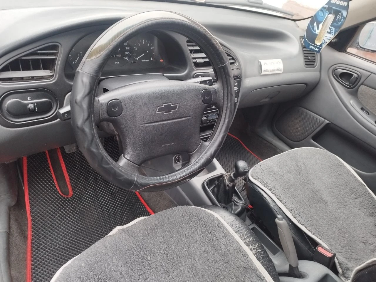 Chevrolet lanos 2009, седан. пробег 205 000 км. надёжный мотор 1.5 мт, заводится легко, работает ровно. кпп — механика, все передачи включаются чётко. в комплектации гур, кондиционер, электростеклоподъёмники. салон в отличном состоянии. ходовая полностью перебрана, едет уверенно. по кузову есть небольшие нюансы (все подробности при осмотре или по телефону). +79494497737 алексей - фотография - 7