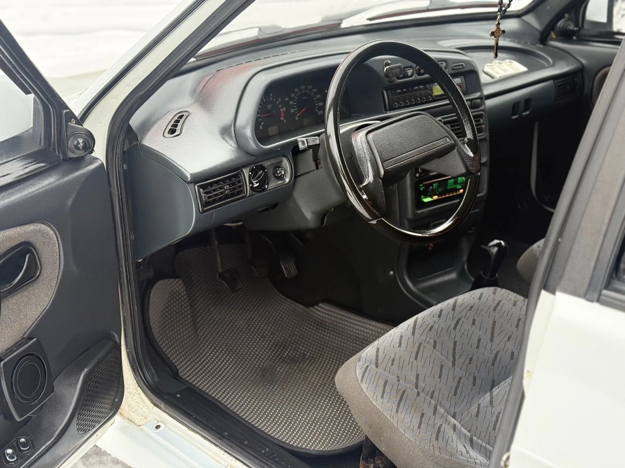 ❗️❗️срочно❗️❗️ в продаже ваз 2114 двигатель : 1.6 год выпуска : 2012 пробег : 220.000км родной трансмиссия : механика привод : передний продажа от собственника авто в отличном состоянии центральный замок газ евро 4 хорошая музыка без косяков по кузову авто никаких вложений не требует масло от замены до замены не доливаю дно, пороги, стаканы без дыр и гнили ходовая часть обслужена все стекла родные юридически чистый авто машина местная помощь в переоформлении цена : 295.000р торг реальному покупателю осмотр г. донецк 📲 +7(949)445-35-30 - фотография - 5