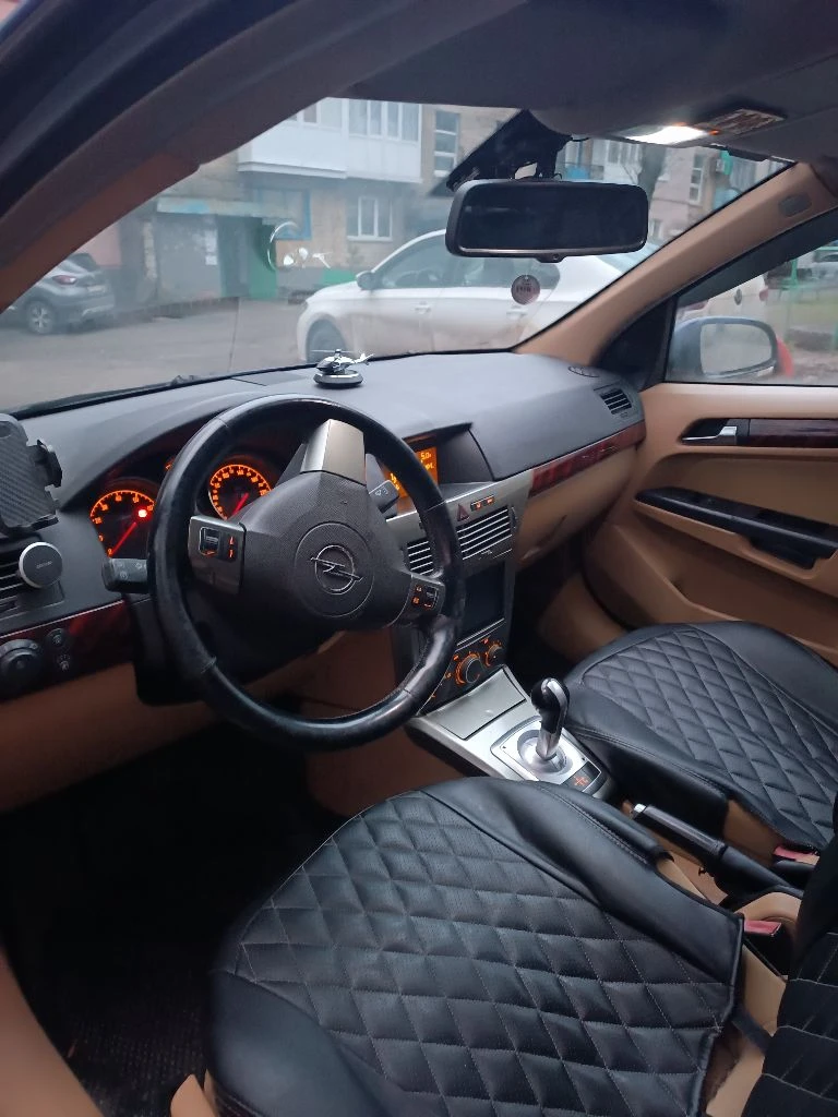 Опель астра н 2004 год. в отличном состоянии не считая пару косяков, двигатель 1.6 работает отлично, ходовая отличная, новая резина, все обсолютнно работает, заводится с пол оборота, приятный салон(редкий), машина делалась для себя, приятный цвет машины, машину делал для себя вложено много, музыка обычная, я хозяин любое переоформление. цена 450т. +79495723787 - фотография - 4