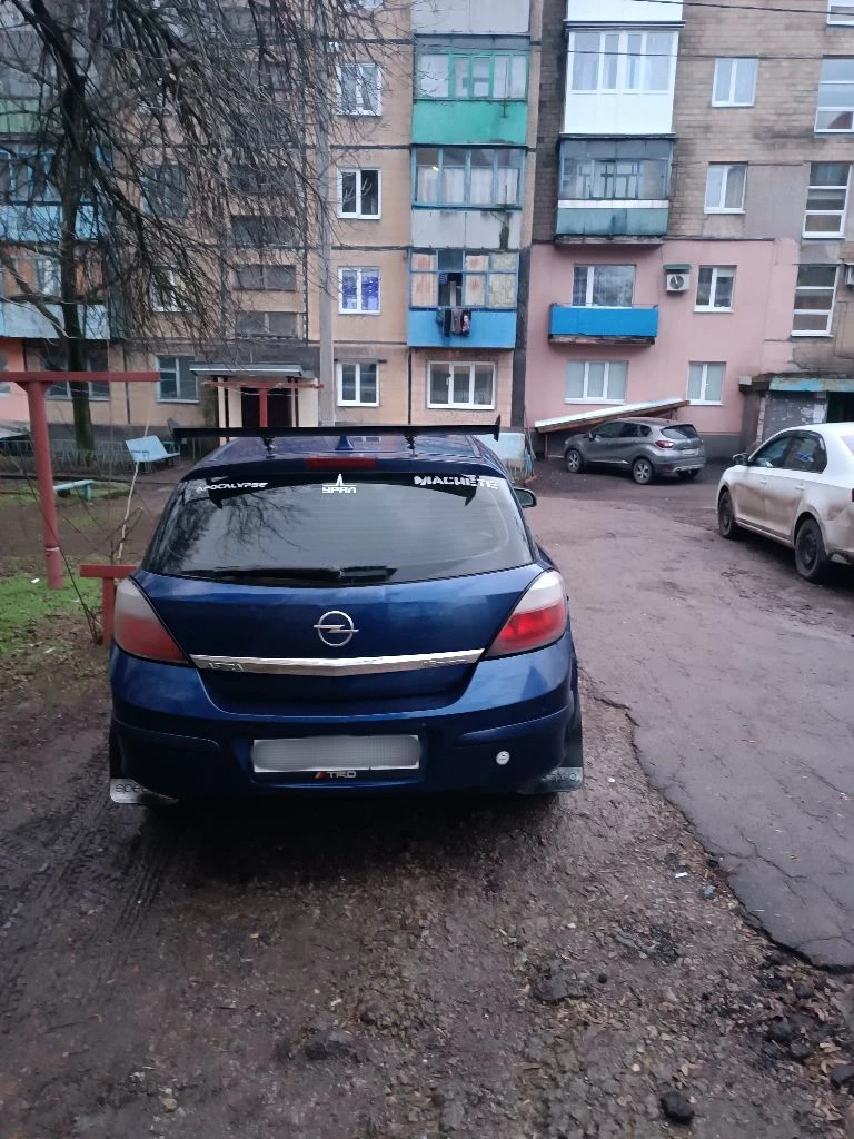 Опель астра н 2004 год. в отличном состоянии не считая пару косяков, двигатель 1.6 работает отлично, ходовая отличная, новая резина, все обсолютнно работает, заводится с пол оборота, приятный салон(редкий), машина делалась для себя, приятный цвет машины, машину делал для себя вложено много, музыка обычная, я хозяин любое переоформление. цена 450т. +79495723787 - фотография - 2