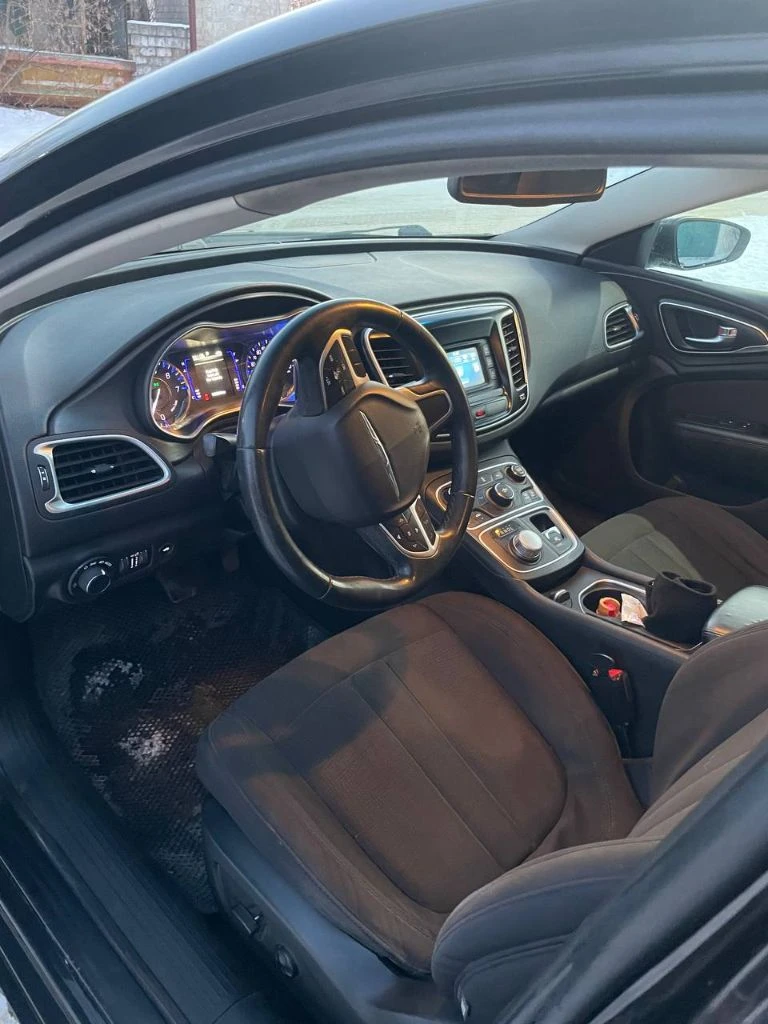 Продам chrysler 200,2015 год. мотор 2.4, 184 л. с. акпп 9-ти ступенчатая. с родным пробегом 122 тыс. без вложений совершенно, мотор шепчит, переключение акпп не слышно вообще. очень комфортный и динамичный автомобиль в котором работает все что есть, каждая кнопочная, функция. лкп идеал, салон на отлично. диски r18,клиренс как у небольшого паркетника. огромнейший багажник с откидными спинками заднего дивана и продолжением в салон, печка дует кипятком, кондёр морозит как погода на крещение. тормозные блины и колодки в круг новые, масло в двигатель и акпп недавно заменено, само собой с фильтрами. лобаш в идеале! цена 1300000 руб. возможен торг строго возле автомобиля тел. +79494132909 г. енакиево - фотография - 11