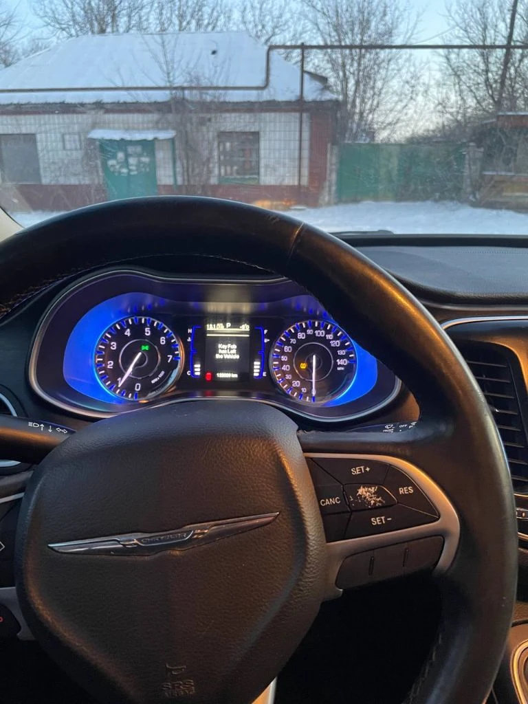 Продам chrysler 200,2015 год. мотор 2.4, 184 л. с. акпп 9-ти ступенчатая. с родным пробегом 122 тыс. без вложений совершенно, мотор шепчит, переключение акпп не слышно вообще. очень комфортный и динамичный автомобиль в котором работает все что есть, каждая кнопочная, функция. лкп идеал, салон на отлично. диски r18,клиренс как у небольшого паркетника. огромнейший багажник с откидными спинками заднего дивана и продолжением в салон, печка дует кипятком, кондёр морозит как погода на крещение. тормозные блины и колодки в круг новые, масло в двигатель и акпп недавно заменено, само собой с фильтрами. лобаш в идеале! цена 1300000 руб. возможен торг строго возле автомобиля тел. +79494132909 г. енакиево - фотография - 9