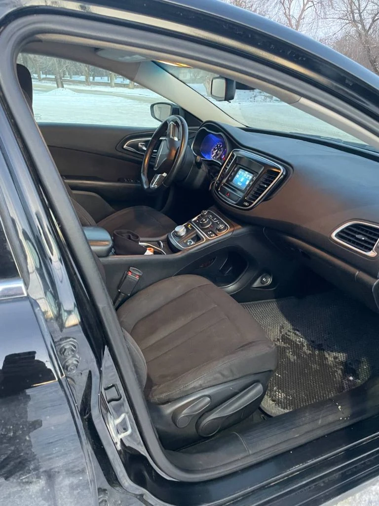 Продам chrysler 200,2015 год. мотор 2.4, 184 л. с. акпп 9-ти ступенчатая. с родным пробегом 122 тыс. без вложений совершенно, мотор шепчит, переключение акпп не слышно вообще. очень комфортный и динамичный автомобиль в котором работает все что есть, каждая кнопочная, функция. лкп идеал, салон на отлично. диски r18,клиренс как у небольшого паркетника. огромнейший багажник с откидными спинками заднего дивана и продолжением в салон, печка дует кипятком, кондёр морозит как погода на крещение. тормозные блины и колодки в круг новые, масло в двигатель и акпп недавно заменено, само собой с фильтрами. лобаш в идеале! цена 1300000 руб. возможен торг строго возле автомобиля тел. +79494132909 г. енакиево - фотография - 8