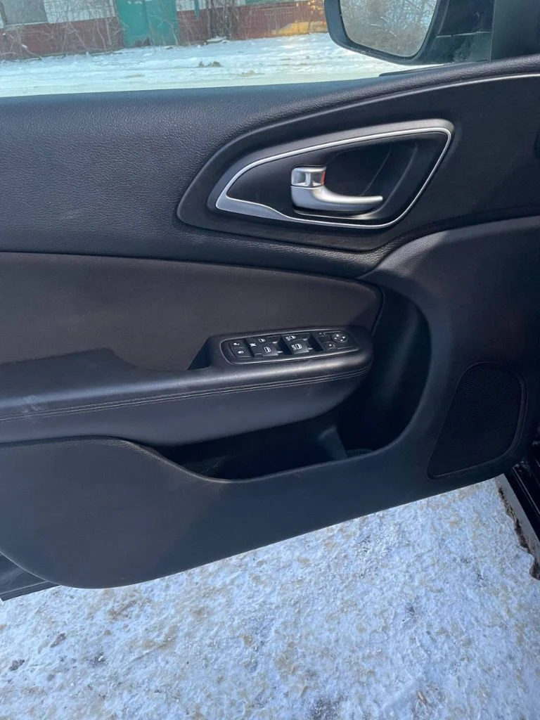 Продам chrysler 200,2015 год. мотор 2.4, 184 л. с. акпп 9-ти ступенчатая. с родным пробегом 122 тыс. без вложений совершенно, мотор шепчит, переключение акпп не слышно вообще. очень комфортный и динамичный автомобиль в котором работает все что есть, каждая кнопочная, функция. лкп идеал, салон на отлично. диски r18,клиренс как у небольшого паркетника. огромнейший багажник с откидными спинками заднего дивана и продолжением в салон, печка дует кипятком, кондёр морозит как погода на крещение. тормозные блины и колодки в круг новые, масло в двигатель и акпп недавно заменено, само собой с фильтрами. лобаш в идеале! цена 1300000 руб. возможен торг строго возле автомобиля тел. +79494132909 г. енакиево - фотография - 13