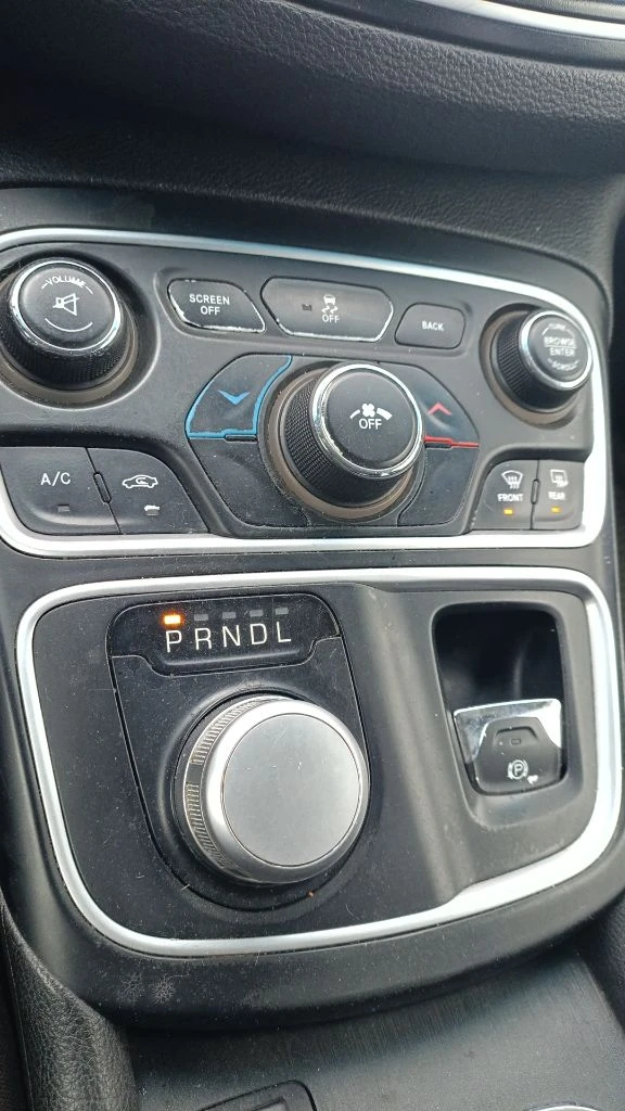 Продам chrysler 200,2015 год. мотор 2.4, 184 л. с. акпп 9-ти ступенчатая. с родным пробегом 122 тыс. без вложений совершенно, мотор шепчит, переключение акпп не слышно вообще. очень комфортный и динамичный автомобиль в котором работает все что есть, каждая кнопочная, функция. лкп идеал, салон на отлично. диски r18,клиренс как у небольшого паркетника. огромнейший багажник с откидными спинками заднего дивана и продолжением в салон, печка дует кипятком, кондёр морозит как погода на крещение. тормозные блины и колодки в круг новые, масло в двигатель и акпп недавно заменено, само собой с фильтрами. лобаш в идеале! цена 1300000 руб. возможен торг строго возле автомобиля тел. +79494132909 г. енакиево - фотография - 7