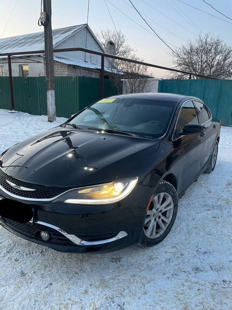 Продам chrysler 200,2015 год. мотор 2.4, 184 л. с. акпп 9-ти ступенчатая. с родным пробегом 122 тыс. без вложений совершенно, мотор шепчит, переключение акпп не слышно вообще. очень комфортный и динамичный автомобиль в котором работает все что есть, каждая кнопочная, функция. лкп идеал, салон на отлично. диски r18,клиренс как у небольшого паркетника. огромнейший багажник с откидными спинками заднего дивана и продолжением в салон, печка дует кипятком, кондёр морозит как погода на крещение. тормозные блины и колодки в круг новые, масло в двигатель и акпп недавно заменено, само собой с фильтрами. лобаш в идеале! цена 1300000 руб. возможен торг строго возле автомобиля тел. +79494132909 г. енакиево - фотография - 6