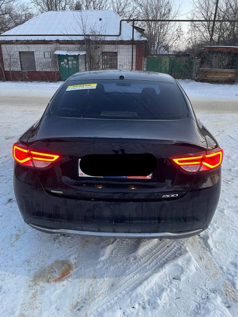 Продам chrysler 200,2015 год. мотор 2.4, 184 л. с. акпп 9-ти ступенчатая. с родным пробегом 122 тыс. без вложений совершенно, мотор шепчит, переключение акпп не слышно вообще. очень комфортный и динамичный автомобиль в котором работает все что есть, каждая кнопочная, функция. лкп идеал, салон на отлично. диски r18,клиренс как у небольшого паркетника. огромнейший багажник с откидными спинками заднего дивана и продолжением в салон, печка дует кипятком, кондёр морозит как погода на крещение. тормозные блины и колодки в круг новые, масло в двигатель и акпп недавно заменено, само собой с фильтрами. лобаш в идеале! цена 1300000 руб. возможен торг строго возле автомобиля тел. +79494132909 г. енакиево - фотография - 2