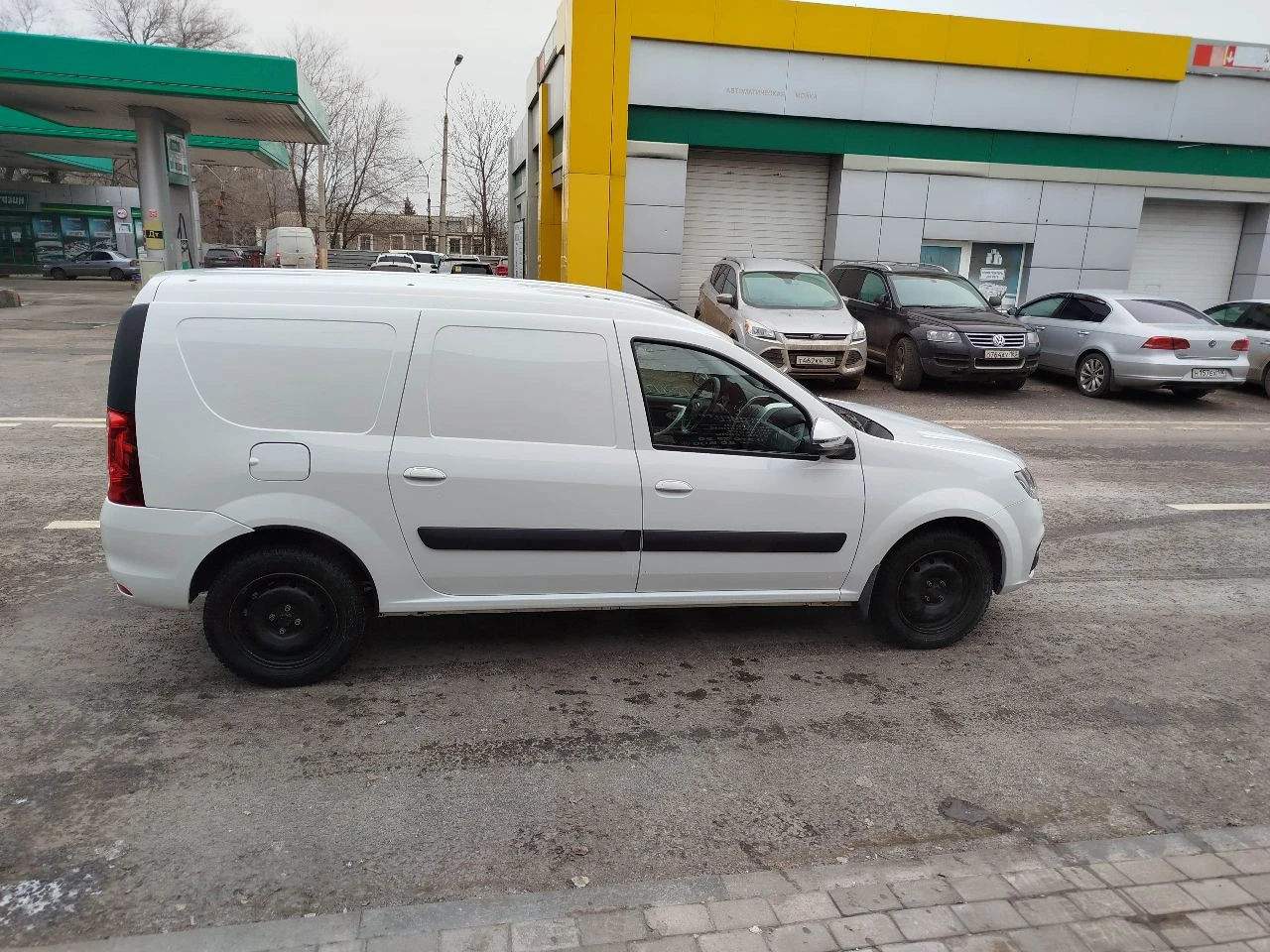 Lada largus отличное состояние, кондиционер, подогрев зеркал и сидений, электро регулировка зеркал, стеклоподъёмники, оригинальный пробег, новая зимняя резина, сигнализация star line. цена 1.1 млн. рассмотрю обмен на газель next рефрижератор. - фотография - 3