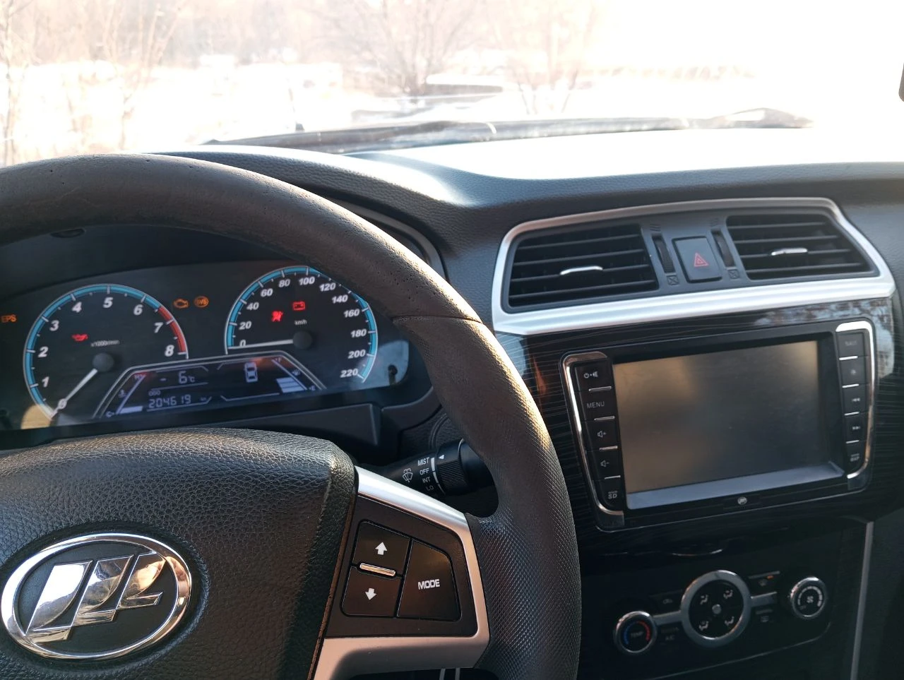 Продам lifan solano 2, 2017г. 1.5 бензин, пробег: 204т. в хорошем состоянии, дно, пороги все целое. двигатель шепчет отлично, кпп подвеска все ок! вобщем сел и поехал! кож. салон, гур, airbag, эл/стекла-зеркала, подогрев сидений, кондиционер, штат. магнитола и т. д. документы в порядке: стс, птс, дкп. ц: 390.000р. енакиево. +79493652755. - фотография - 7