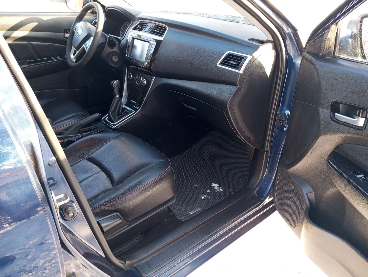 Продам lifan solano 2, 2017г. 1.5 бензин, пробег: 204т. в хорошем состоянии, дно, пороги все целое. двигатель шепчет отлично, кпп подвеска все ок! вобщем сел и поехал! кож. салон, гур, airbag, эл/стекла-зеркала, подогрев сидений, кондиционер, штат. магнитола и т. д. документы в порядке: стс, птс, дкп. ц: 390.000р. енакиево. +79493652755. - фотография - 9