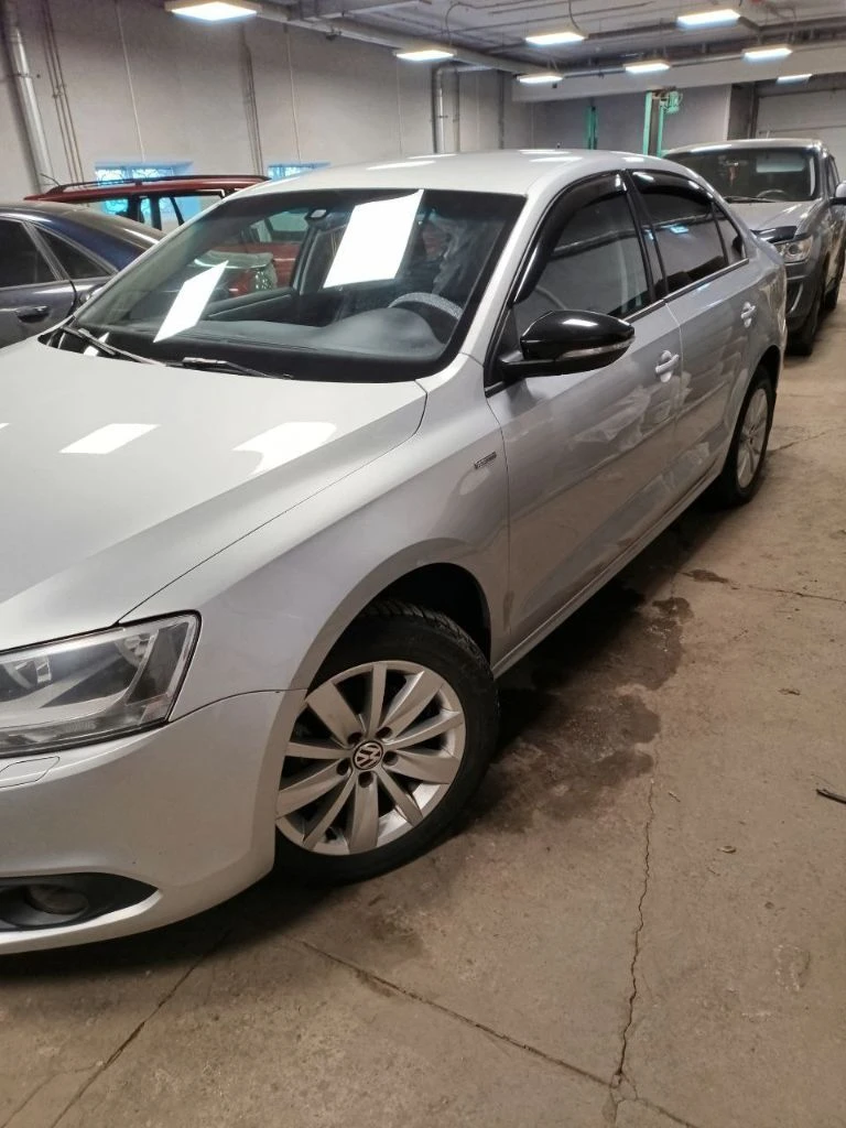 Volkswagen jetta, 2013 года в комплектации soshi edition, в отличном состоянии. пробег 212тыс. мотор 1,4 турбо на 122л. с, обслужен, не дымит, не троит, масло не ест. кузов авто сохранился хорошо, без дтп, в родном окрасе, любые проверки. ходовая обслуживалась недавно, без каких либо звуков. салон сохранился хорошо, работает каждая кнопочка. хорошая комплектация: мультируль, парктронники передние и задние, датчик света, круиз-контроль, регулировка и подогрев зеркал, климат контроль обслужен. противотуманки, мультимедиа с aux, usb, подогревы сидений и. т.д. оригинальные диски r16. два комплекта резины. большой вместительный багажник. полное переоформление в мрэо. цена 970000 тел. +79495073135 - фотография - 3