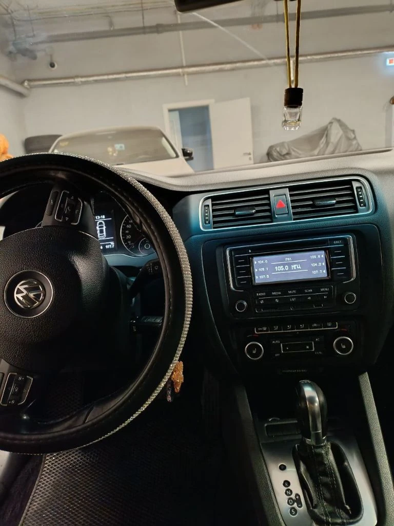 Volkswagen jetta, 2013 года в комплектации soshi edition, в отличном состоянии. пробег 212тыс. мотор 1,4 турбо на 122л. с, обслужен, не дымит, не троит, масло не ест. кузов авто сохранился хорошо, без дтп, в родном окрасе, любые проверки. ходовая обслуживалась недавно, без каких либо звуков. салон сохранился хорошо, работает каждая кнопочка. хорошая комплектация: мультируль, парктронники передние и задние, датчик света, круиз-контроль, регулировка и подогрев зеркал, климат контроль обслужен. противотуманки, мультимедиа с aux, usb, подогревы сидений и. т.д. оригинальные диски r16. два комплекта резины. большой вместительный багажник. полное переоформление в мрэо. цена 970000 тел. +79495073135 - фотография - 6