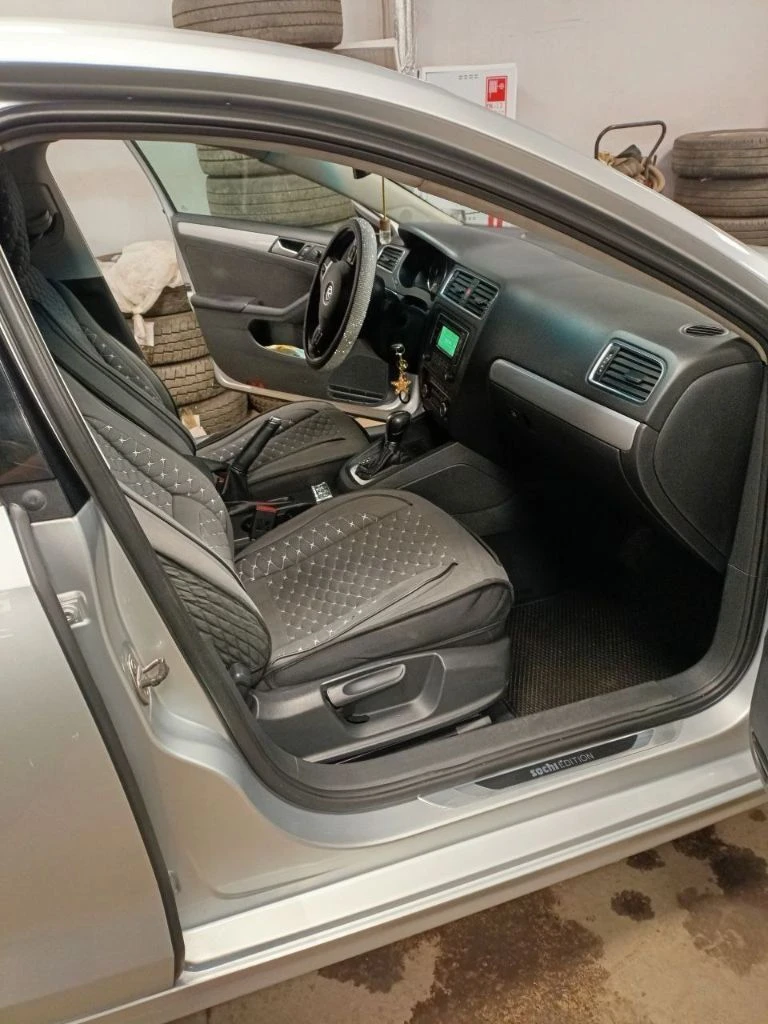 Volkswagen jetta, 2013 года в комплектации soshi edition, в отличном состоянии. пробег 212тыс. мотор 1,4 турбо на 122л. с, обслужен, не дымит, не троит, масло не ест. кузов авто сохранился хорошо, без дтп, в родном окрасе, любые проверки. ходовая обслуживалась недавно, без каких либо звуков. салон сохранился хорошо, работает каждая кнопочка. хорошая комплектация: мультируль, парктронники передние и задние, датчик света, круиз-контроль, регулировка и подогрев зеркал, климат контроль обслужен. противотуманки, мультимедиа с aux, usb, подогревы сидений и. т.д. оригинальные диски r16. два комплекта резины. большой вместительный багажник. полное переоформление в мрэо. цена 970000 тел. +79495073135 - фотография - 5