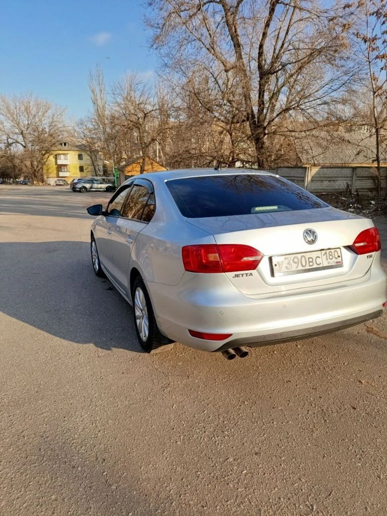 Volkswagen jetta, 2013 года в комплектации soshi edition, в отличном состоянии. пробег 212тыс. мотор 1,4 турбо на 122л. с, обслужен, не дымит, не троит, масло не ест. кузов авто сохранился хорошо, без дтп, в родном окрасе, любые проверки. ходовая обслуживалась недавно, без каких либо звуков. салон сохранился хорошо, работает каждая кнопочка. хорошая комплектация: мультируль, парктронники передние и задние, датчик света, круиз-контроль, регулировка и подогрев зеркал, климат контроль обслужен. противотуманки, мультимедиа с aux, usb, подогревы сидений и. т.д. оригинальные диски r16. два комплекта резины. большой вместительный багажник. полное переоформление в мрэо. цена 970000 тел. +79495073135 - фотография - 2