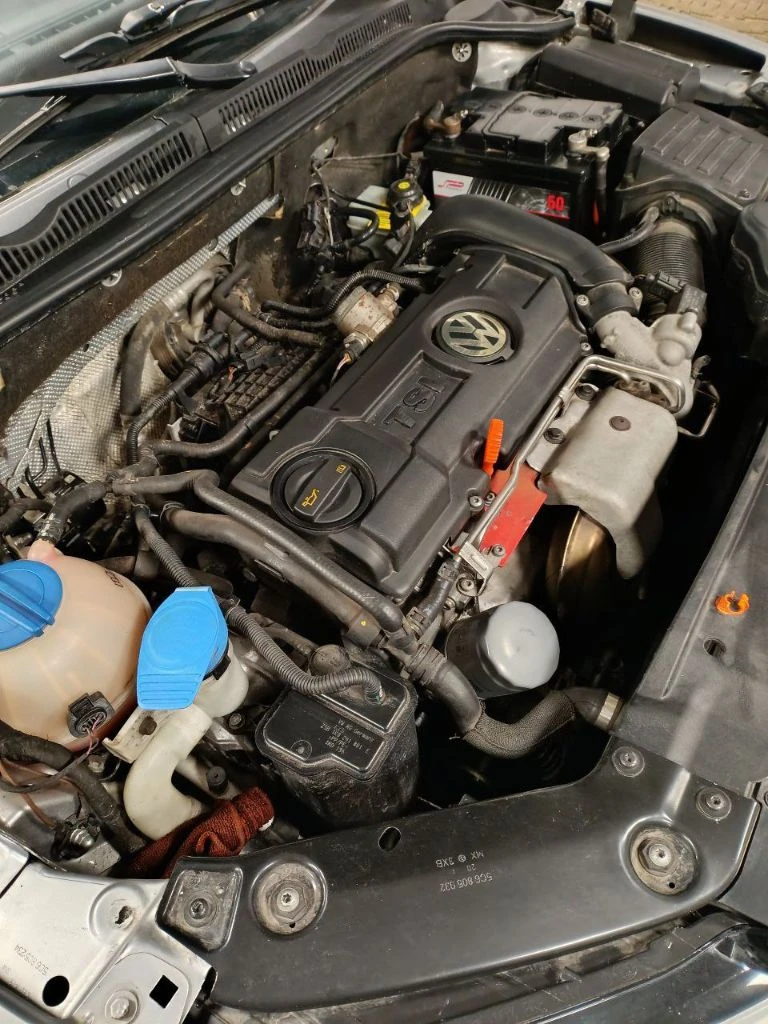 Volkswagen jetta, 2013 года в комплектации soshi edition, в отличном состоянии. пробег 212тыс. мотор 1,4 турбо на 122л. с, обслужен, не дымит, не троит, масло не ест. кузов авто сохранился хорошо, без дтп, в родном окрасе, любые проверки. ходовая обслуживалась недавно, без каких либо звуков. салон сохранился хорошо, работает каждая кнопочка. хорошая комплектация: мультируль, парктронники передние и задние, датчик света, круиз-контроль, регулировка и подогрев зеркал, климат контроль обслужен. противотуманки, мультимедиа с aux, usb, подогревы сидений и. т.д. оригинальные диски r16. два комплекта резины. большой вместительный багажник. полное переоформление в мрэо. цена 970000 тел. +79495073135 - фотография - 8