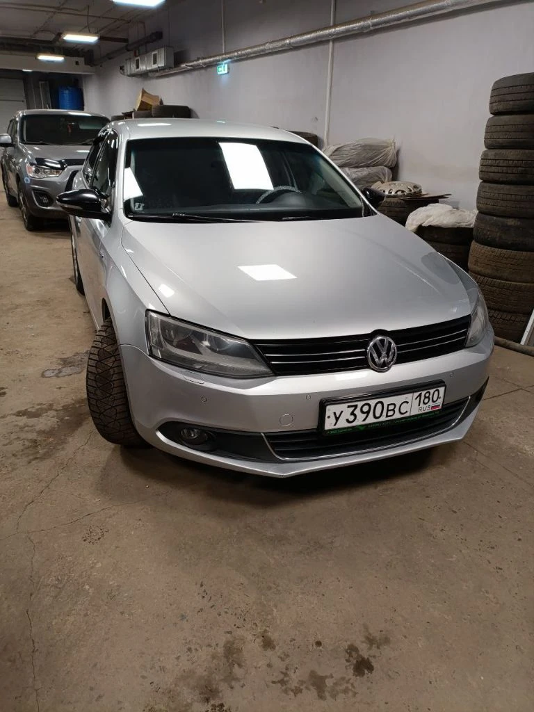 Volkswagen jetta, 2013 года в комплектации soshi edition, в отличном состоянии. пробег 212тыс. мотор 1,4 турбо на 122л. с, обслужен, не дымит, не троит, масло не ест. кузов авто сохранился хорошо, без дтп, в родном окрасе, любые проверки. ходовая обслуживалась недавно, без каких либо звуков. салон сохранился хорошо, работает каждая кнопочка. хорошая комплектация: мультируль, парктронники передние и задние, датчик света, круиз-контроль, регулировка и подогрев зеркал, климат контроль обслужен. противотуманки, мультимедиа с aux, usb, подогревы сидений и. т.д. оригинальные диски r16. два комплекта резины. большой вместительный багажник. полное переоформление в мрэо. цена 970000 тел. +79495073135 - фотография - 4