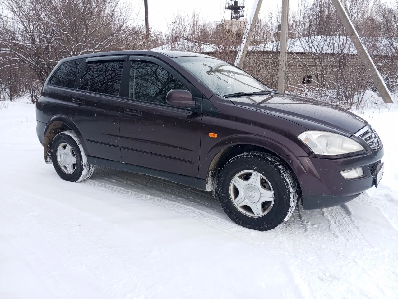 Продам корейский рамник ssang yong kyron 2008г. 2.3 бензин, механика, пробег: 270т. в хорошем состоянии, в родном окрасе, стекла оригинал. не гнилой не ржавый, рама целая. двигатель, кпп, подвеска все в норме, сел и поехал. гур, airbag, эл/стекла-зеркала, подогрев сидений, кондиционер, отличная музыка и т. д. документы в порядке. цена низ рынка 550.000р. енакиево. +79493652755. - фотография - 3