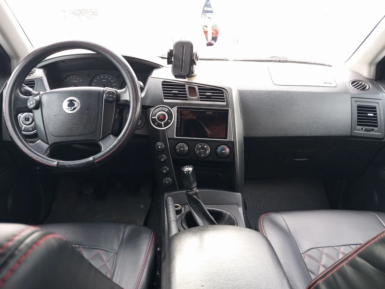 Продам корейский рамник ssang yong kyron 2008г. 2.3 бензин, механика, пробег: 270т. в хорошем состоянии, в родном окрасе, стекла оригинал. не гнилой не ржавый, рама целая. двигатель, кпп, подвеска все в норме, сел и поехал. гур, airbag, эл/стекла-зеркала, подогрев сидений, кондиционер, отличная музыка и т. д. документы в порядке. цена низ рынка 550.000р. енакиево. +79493652755. - фотография - 7