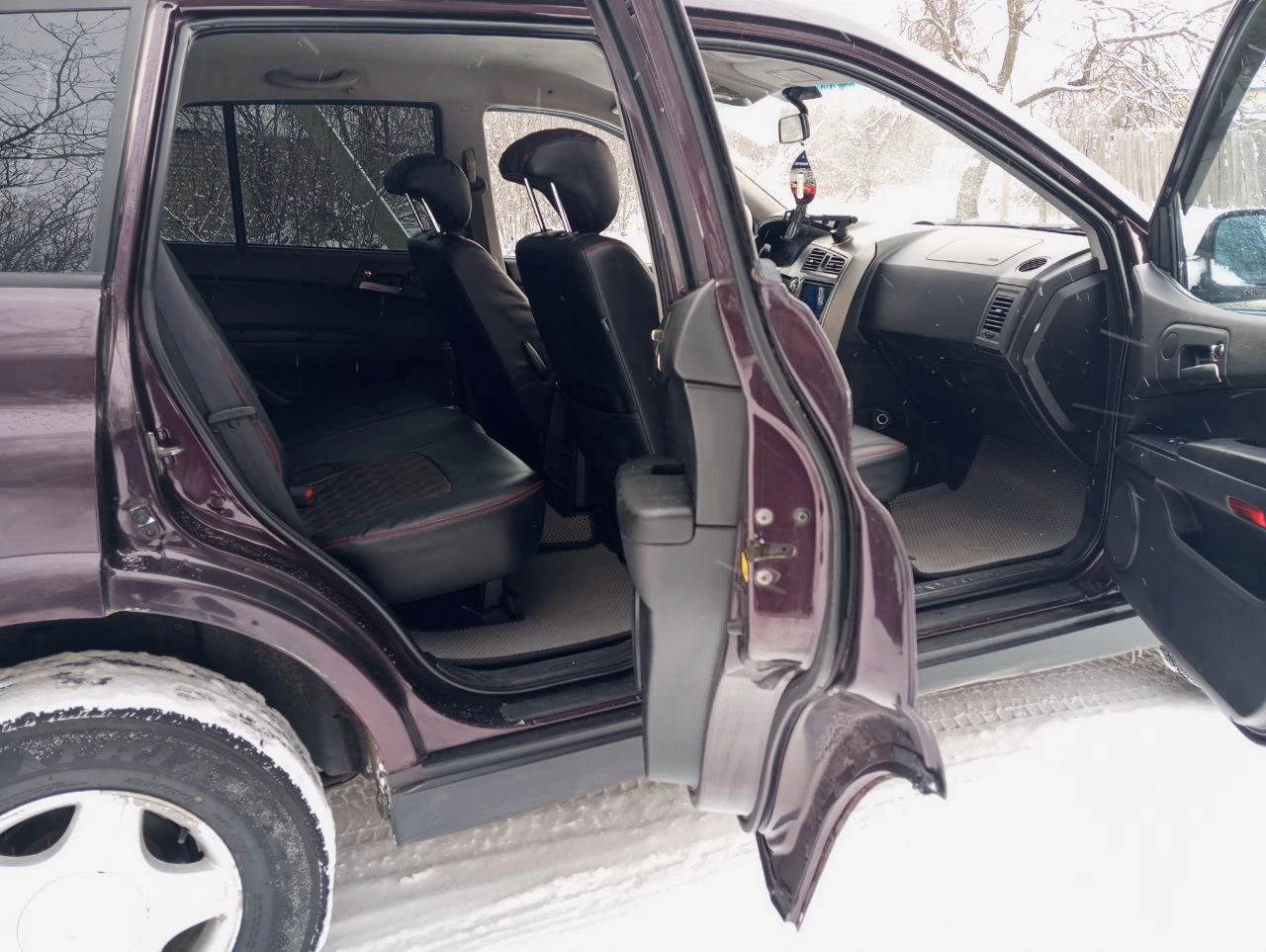 Продам корейский рамник ssang yong kyron 2008г. 2.3 бензин, механика, пробег: 270т. в хорошем состоянии, в родном окрасе, стекла оригинал. не гнилой не ржавый, рама целая. двигатель, кпп, подвеска все в норме, сел и поехал. гур, airbag, эл/стекла-зеркала, подогрев сидений, кондиционер, отличная музыка и т. д. документы в порядке. цена низ рынка 550.000р. енакиево. +79493652755. - фотография - 6