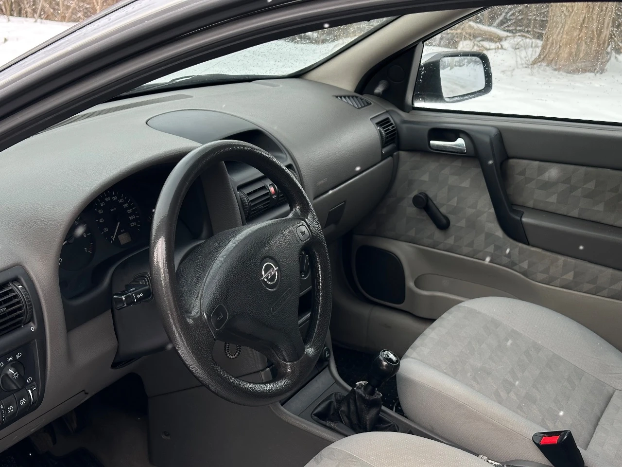 📍харцызск 🏎️opel astra g 2000 г. 1.6 мт ☑️191.000 оригинального пробега(по большей части трассовый) я собственник, автомобиль в 2021 году был пригнан из германии с пробегом 65.000 км( есть полная история обслуживания с момента выпуска), с тех пор находится в одних руках. полностью рабочий автомобиль, без проблем по технической части, полностью в заводском окрасе, есть возрастные моменты по кузову. кондиционер холодит, печка дует, 2 комплекта ключей. стоит неплохая музыка с активным сабвуфером piranha 12а. документы в полном порядке. 💸цена: 430.000( хороший торг у капота) ☎️+79498020210☎️ - фотография - 5