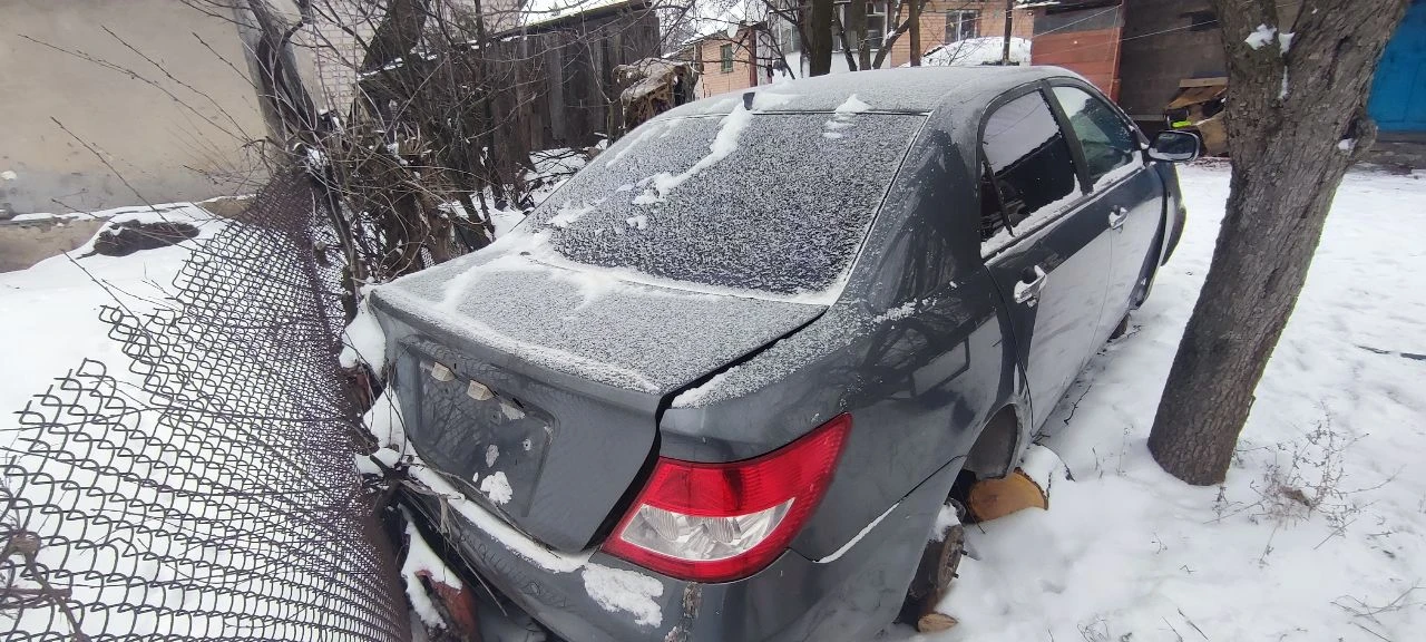 Продам запчасти byd f3 2013 года выпуска, машина серого цвета, имеется коробка передач пятиступка, генератор, стартер, подрамник, двери все 4,фары, стопы, крышка багажника, капот, все вопросы по телефону +79498127211дмитрий - фотография - 3