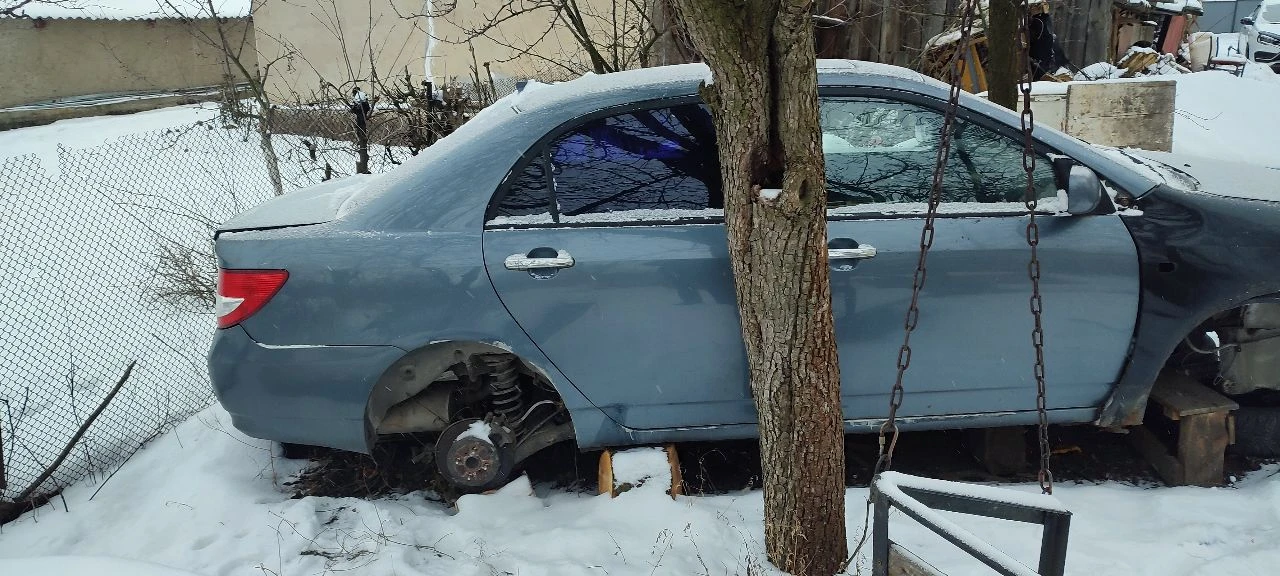 Продам запчасти byd f3 2013 года выпуска, машина серого цвета, имеется коробка передач пятиступка, генератор, стартер, подрамник, двери все 4,фары, стопы, крышка багажника, капот, все вопросы по телефону +79498127211дмитрий - фотография - 4