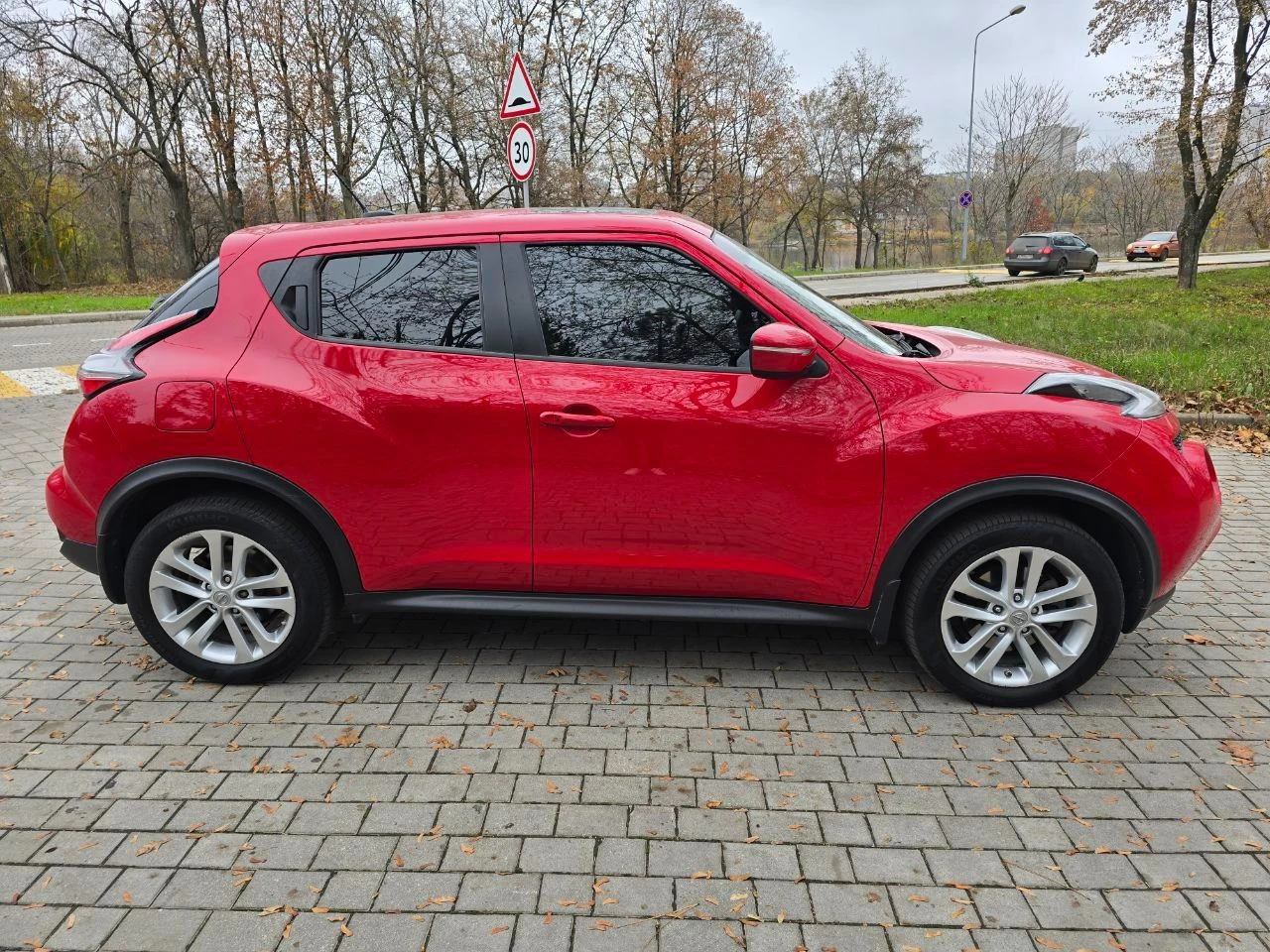 Nissan juke 2016 год, рестайлинг. мотор 1.6 турбо,190 л. сил. полный привод( подключаемый, авто, и только передний) пробег 115 000 км. машина в отличном состоянии. стоит надежный вариатор, ресурс большой лёд фары перед и зад. в линзах ксенон, освещение отличное. установлена андроид магнитола, улучшена музыка бесключевой доступ, старт-стоп, камера заднего хода, люк, серворуль, сигнализация с автозапуском и управлением с приложения на телефоне, климат контроль. ... один хозяин. пробег родной. донецк. цена 1 340 000💥💥 рублей торг возможен обмен. .. +79494596510 - фотография - 3