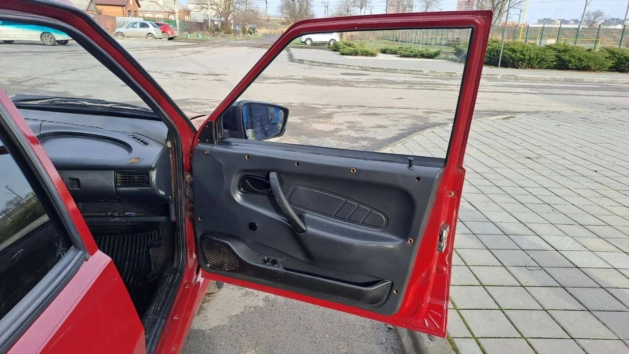 Продам ваз 2114, 2005 г. , 1.5 л. бодрая цена 220 тыс. руб. в хорошем состоянии. документы чистые, без штрафов, запретов, ограничений. дкп, стс, птс на руках. по технике отлично все. мотор работает тихо, коробка без нареканий, не выбивает, не хрустит. кузов ровный, без рыжиков. электрика исправна. 2 эл. стеклоподъёмника. печка греет. дно, пороги, стаканы, целые. музыка играет. гранта зеркала с повторителями. салон ухожен. резина зима. автомобиль на полном ходу. макеевка, шахтерск +79496306865 - фотография - 8