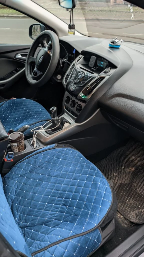 Горловка. продается ford fokus 2014 г. в. двигатель: 1,6 (125 л. с.) коробка передач :механическая тип топлива:бензин автомобиль в родном окрасе, двигатель и коробка передач в отличном состоянии (новые), пробег оригинальный, все документы в порядке. салон чист и опрятен, как новый. автомобиль полностью обслужен и готов к эксплуатации. зеркальный номер в подарок. не упустите возможность приобрести надежный и экономичный автомобиль. все заинтересованные могут связаться для дополнительных вопросов и осмотра. цена: 900000 тел. +7(949) 427-29-91 - фотография - 2