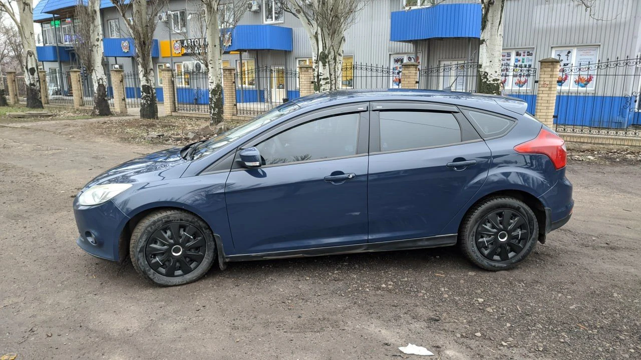 Горловка. продается ford fokus 2014 г. в. двигатель: 1,6 (125 л. с.) коробка передач :механическая тип топлива:бензин автомобиль в родном окрасе, двигатель и коробка передач в отличном состоянии (новые), пробег оригинальный, все документы в порядке. салон чист и опрятен, как новый. автомобиль полностью обслужен и готов к эксплуатации. зеркальный номер в подарок. не упустите возможность приобрести надежный и экономичный автомобиль. все заинтересованные могут связаться для дополнительных вопросов и осмотра. цена: 900000 тел. +7(949) 427-29-91 - фотография - 4